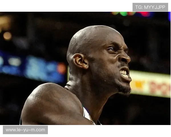 冯杰抓帽后挑衅:问问加内特敢在我面前扣篮吗? 冯杰抓帽后挑衅:问问加内特敢在我面前扣篮吗?